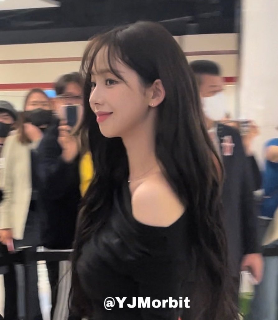 hourlykrn's tweet photo. karina in real life is so ethereal https://t.co/fUxCCsv8sv