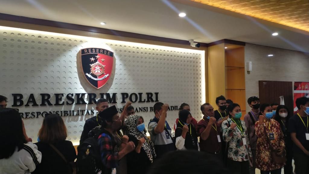 Memperjuangkan keadilan #tragedikanjuruhan di Bareskrim Mabes Polri

#UsutTuntas #UsutTuntasTragediKanjuruhan