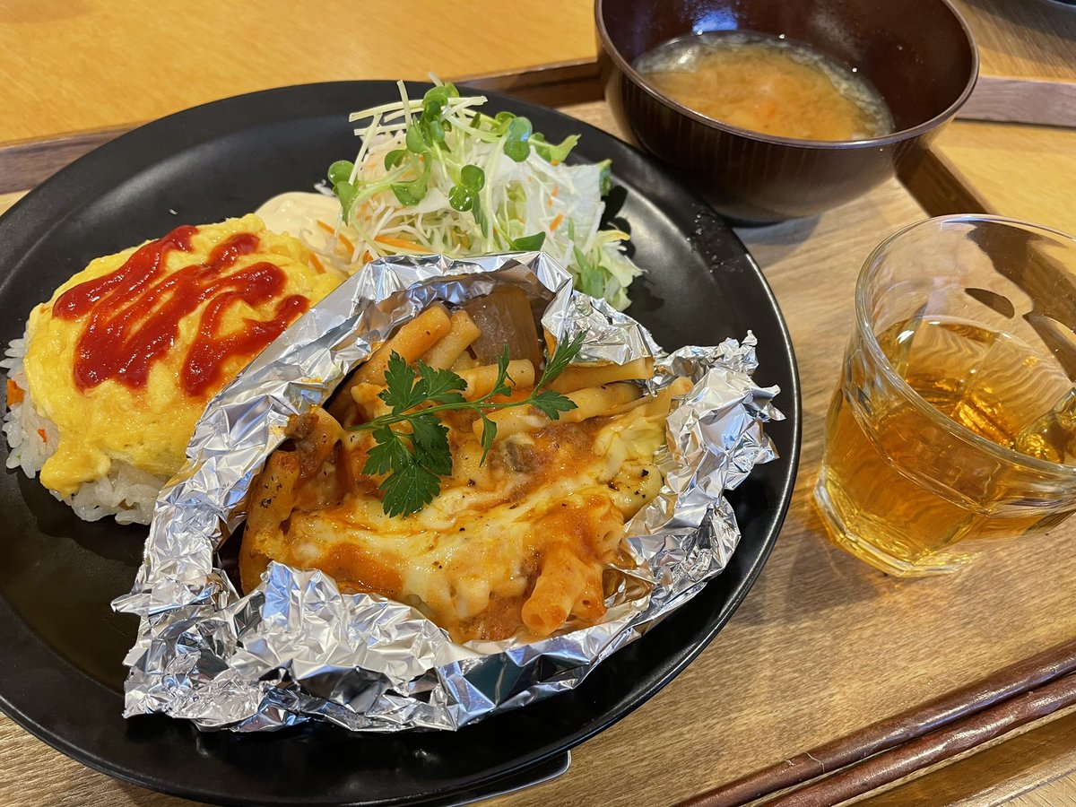 SRRH57250551's tweet photo. 今朝は大幅に寝坊してしまった…
気持ちを切り替えて、本日の #お昼ご飯
#GROVINGBASE 2階のキッチンで頂きました💕
#グラタン #オムライス #味噌バタースープ
ワンプレートに盛られたランチ💕
金曜日は #aicooking さん✨
すごく…すごく…美味しい💕最高💕
#お昼ごはん #GROVINGKITCHEN https://t.co/FSaX7jYz4F