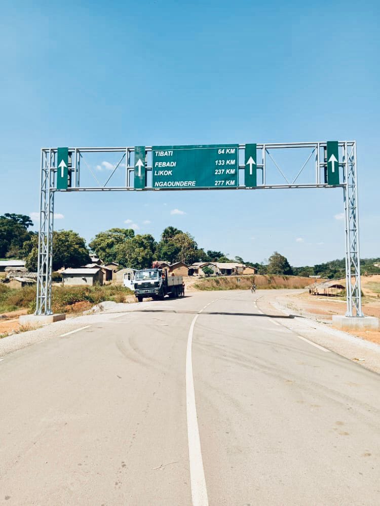 date_africa's tweet photo. 🇨🇲 Cameroun : Dans le but d’améliorer le confort des usagers sur la route Lena-Tibati-Ngatt, des portiques de signalisation ont été installés dans les villes de Tibati, Lena et Sengbe.
#utdacameroun #utdainfo #utdaRoute_Lena_Tibati_Ngatt #utdasignalisation #utdalena #utdatibati https://t.co/Lkz57yw0hr