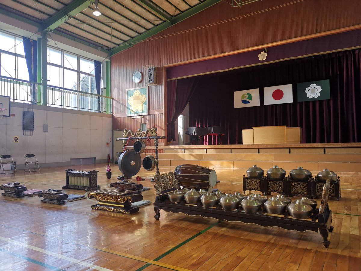 久喜市2日目！昨日今日とアウトリーチ活動に伺ってます。子供たちは初めて見聴きするだろうガムランに興味津々。私たちも子供たちと一緒に楽しく演奏させてもらっています！
#ガムラン #ランバンサリ ＃アウトリーチ