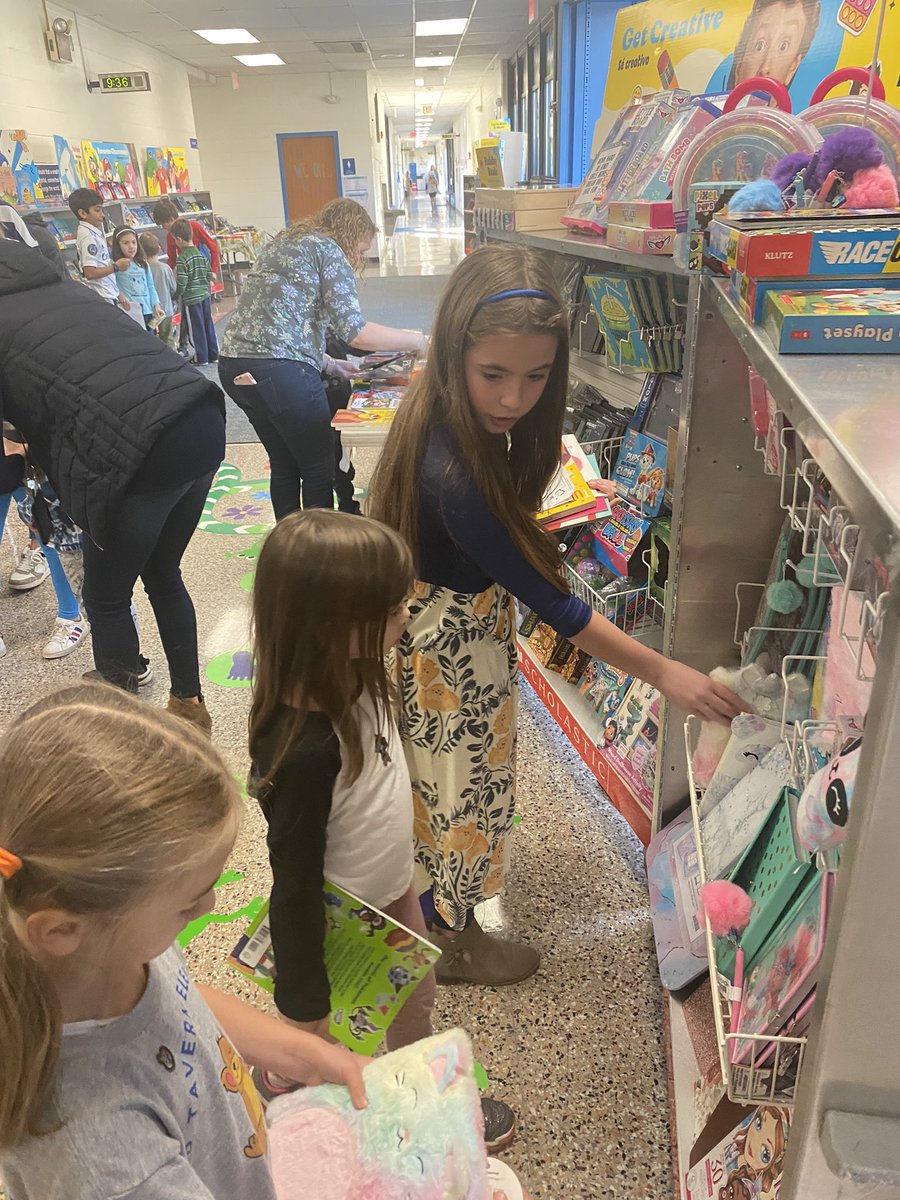 Fifth graders love the opportunities to help our buddies in <a href="/BTMillerk/">Lisa Miller</a>  Today we voted on yearbook covers and were personal shopping assistants at the Book Fair! #beartavernpride