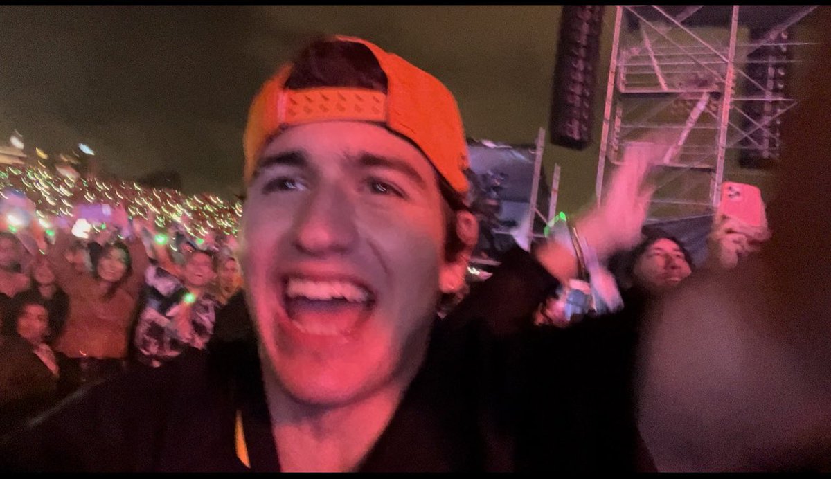 dnra10's tweet photo. Yo: No me gusta Bad Bunny 
*Yo en el concierto* https://t.co/VlcTWyWAp6