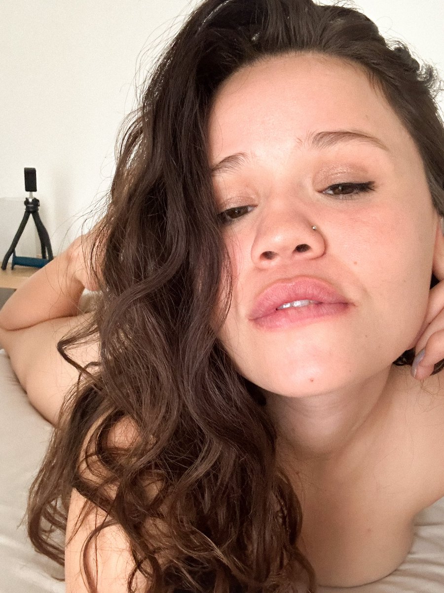 Aka Yhivi’s pics and videos