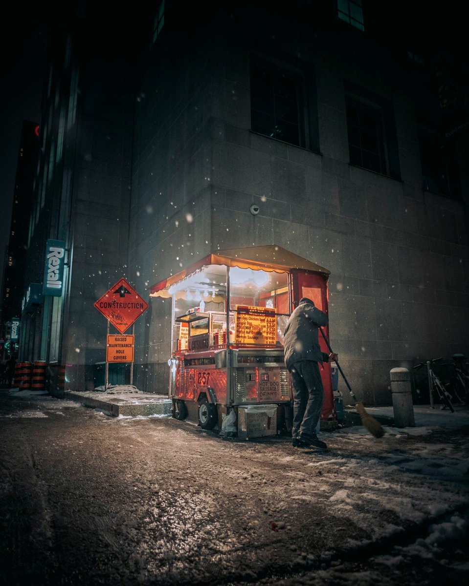 StreetEvolution's tweet photo. 𝐆𝐚𝐫𝐲 𝐂𝐮𝐦𝐦𝐢𝐧𝐬: Snowy winter nights in Toronto https://t.co/lUB2R7x4Ws