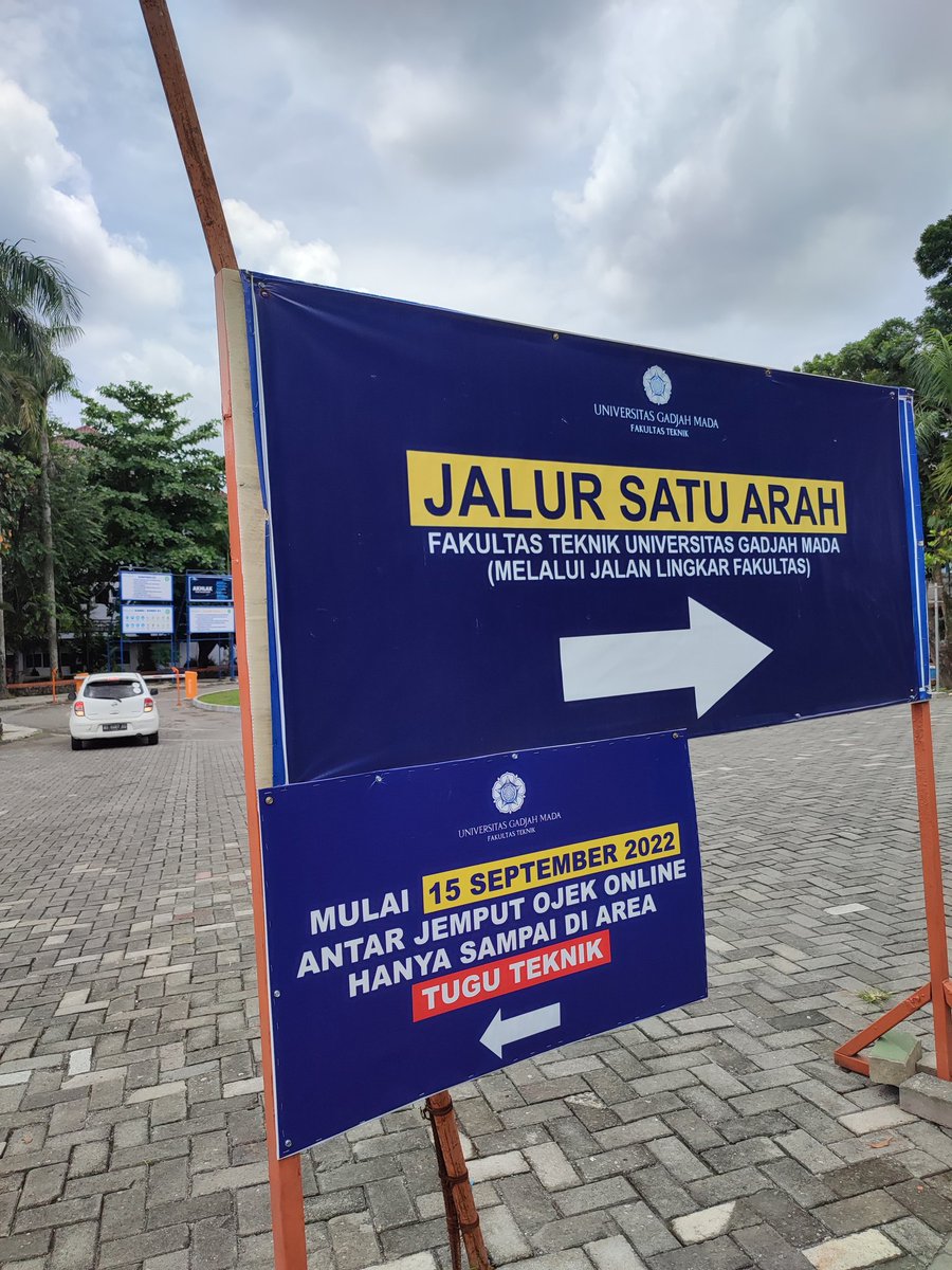 indra_susanto's tweet photo. Selamat siang @UGMYogyakarta aturan untuk ojol ini masih berlaku kan?Tulisannya masih ada berarti saya anggap masih berlaku.
Tapi kemarin saya menjadi korban aturan ini.Saya mendapat bintang 2 dari salah satu mahasiswa kalian.Apakah sebelumnya tidak ada sosialisasi? https://t.co/WU752fEW3x