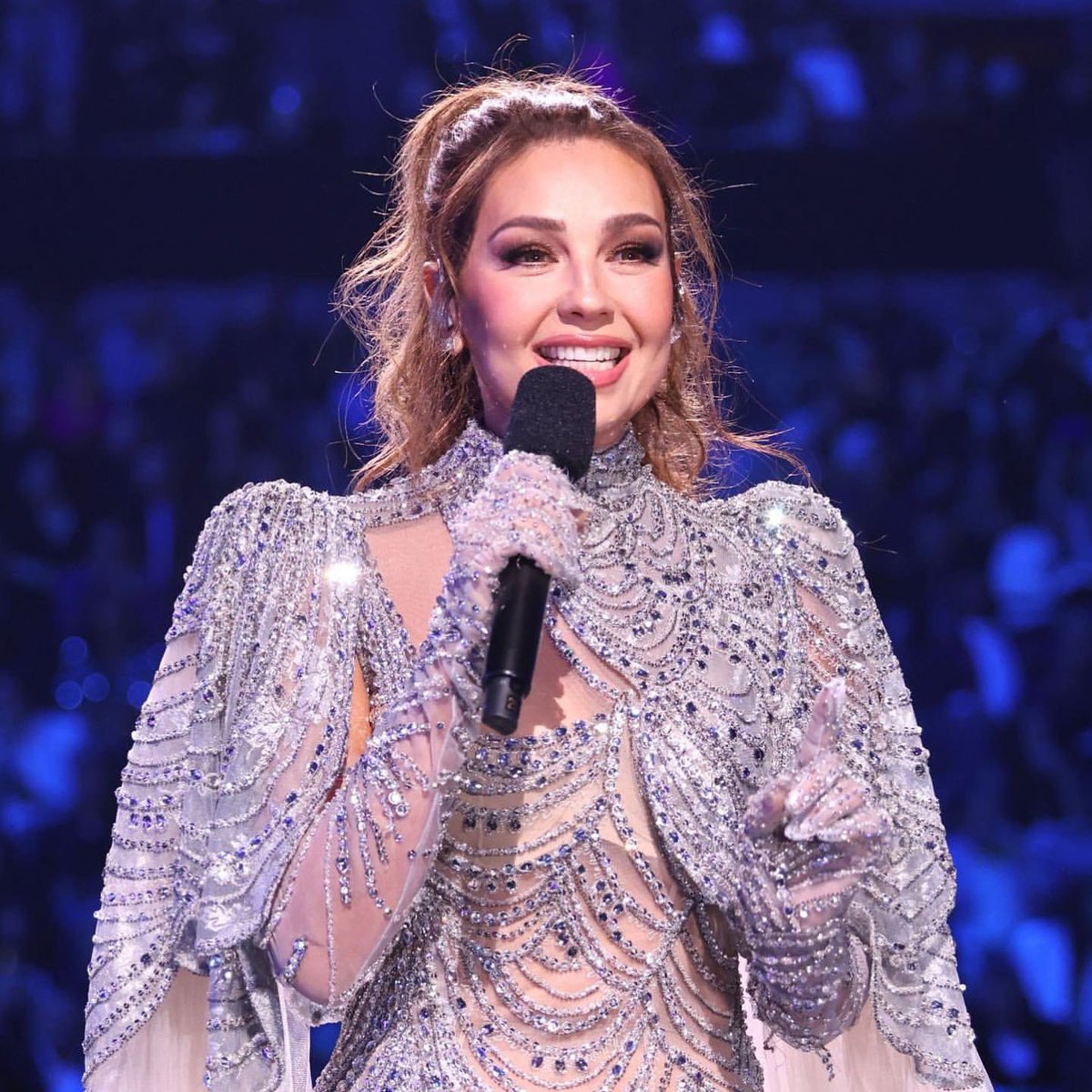 MDCThalia's tweet photo. Nuestra @thalia lució hermosa en este magnífico atuendo durante la presentación de la 22 entrega de @latingrammys 

#Thalia #ThaliaLatinGrammys #LatinGrammy https://t.co/iHIhVZYb0z