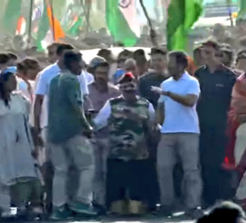 SaurabhRaii_'s tweet photo. Kargil War Hero Lance Naik Shri #DeepChand Ji Joined #BharatJodoYatra with @RahulGandhi in Akola, Maharashtra Today.
He's lost both of his Legs & One Hand during Operation Parakram in Kargil War.
आपके जज़्बे को सलाम सर 🙏
जय जवान 🙌
जय हिंदुस्तान 🇮🇳 https://t.co/KcEaZaE5VG