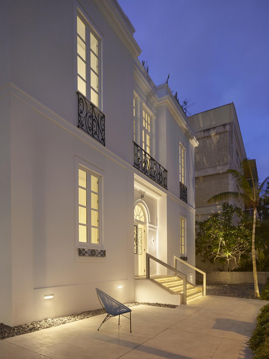 iGuzzini's tweet image. Casa emblemática is the example of a perfect use of Walky luminaires: they enhance the area and illuminate the walkway, suggest the border without hindering.
📸 Roland Halbe
#iGuzzini #rolandhalbe #rolandhalbephotography