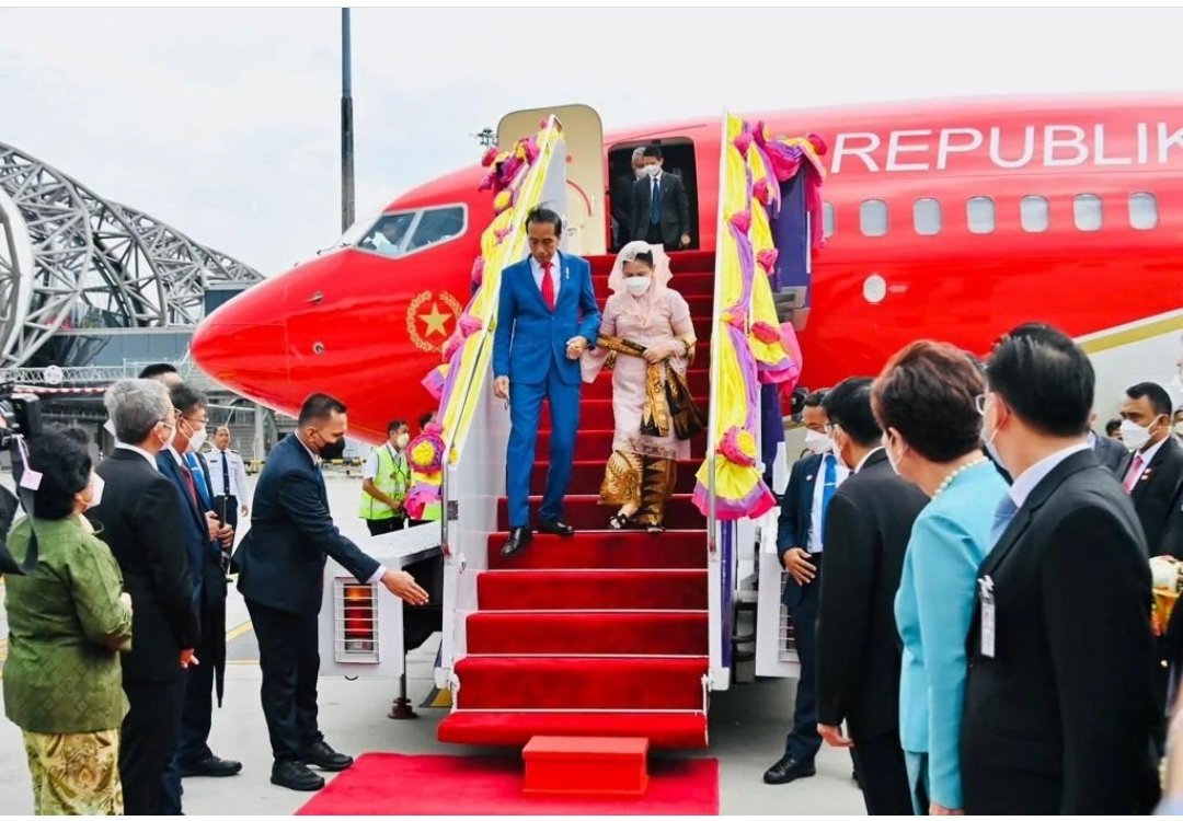 Sebegininya presiden kerja gak ada lelahnya, dari KTT G20 di Bali langsung KTT APEC Thailand. Masih ada aja yang ngehina dan ngatain ada Gubernur rasa Presiden. Apakah si Abut bisa mengikuti 10% aja kiprah dan prestasi Pak Jokowi? 
#JokowiMajuBersamaIndonesia #kelasdunia