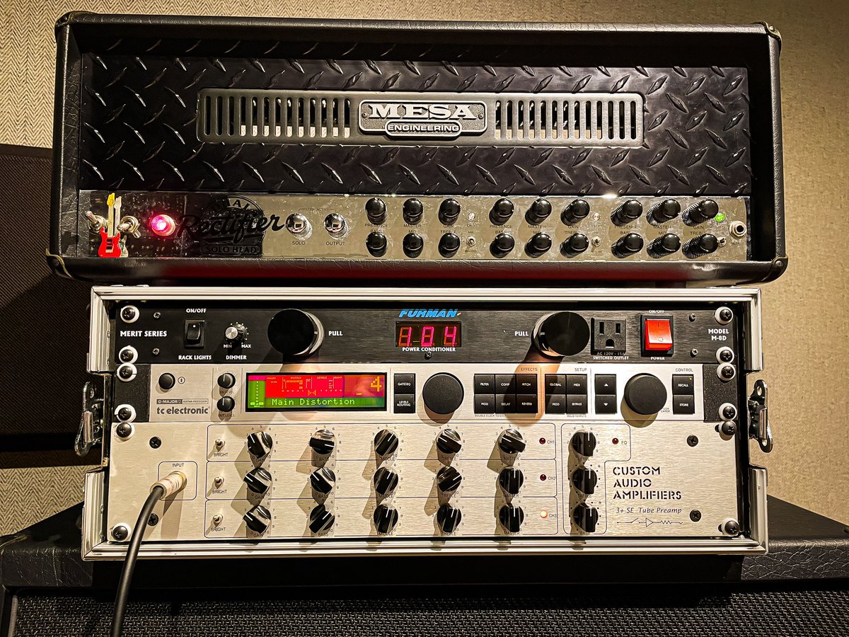 k_ag2's tweet photo. メインで使用しているプリアンプ「Custom Audio Amplifiers 3+SE」。
キング・オブ・プリアンプとして名高い3+SE。
1chがFender、2chがMarshall、3chがSoldanoと言われています。
レクチのパワーアンプを使っていますが6L6の押し出し感も相まって最高に素晴らしい音がします。
#customaudioamplifiers https://t.co/yFblRAdElw
