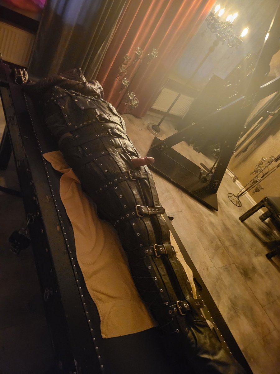 Wischmopp7's tweet photo. Der beste Platz wenn's Draußen kalt ist😏

#bondagesack  #bdsm #leather #sleepingbag #sleepsack #leathersack #downjacket #bondage  #hooded https://t.co/AICbSsorik