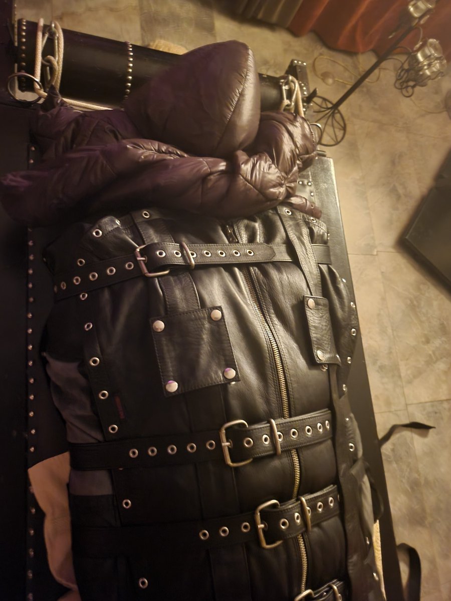 Wischmopp7's tweet photo. Der beste Platz wenn's Draußen kalt ist😏

#bondagesack  #bdsm #leather #sleepingbag #sleepsack #leathersack #downjacket #bondage  #hooded https://t.co/AICbSsorik