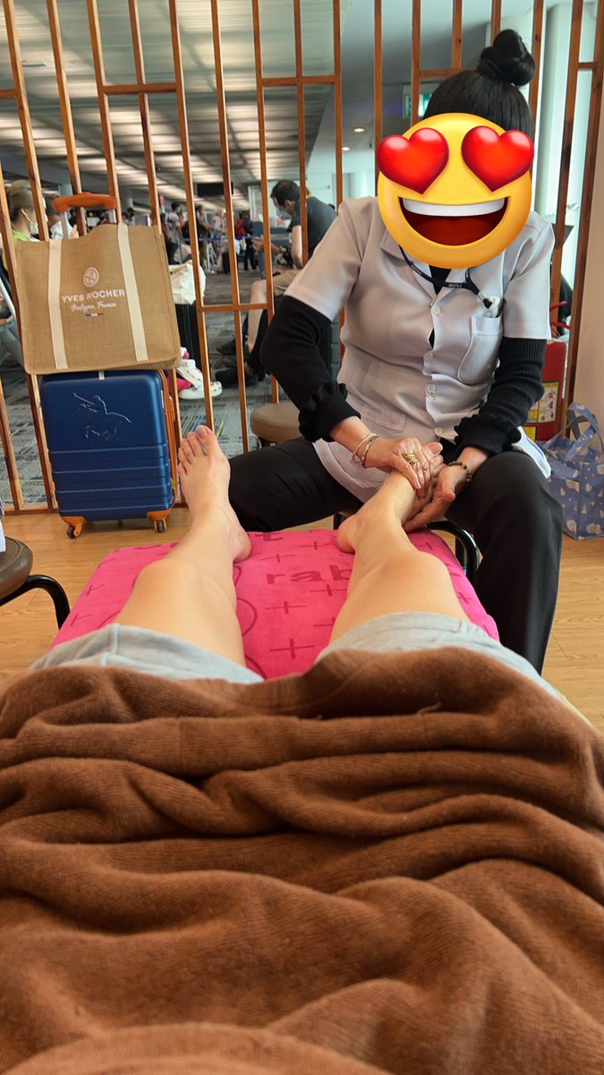 itscharlotty's tweet photo. อยู่สุวรรณภูมิได้นวดอะป่าววว 🫣🤏🏻 @chompoo_athita https://t.co/dO9nLjN3jp