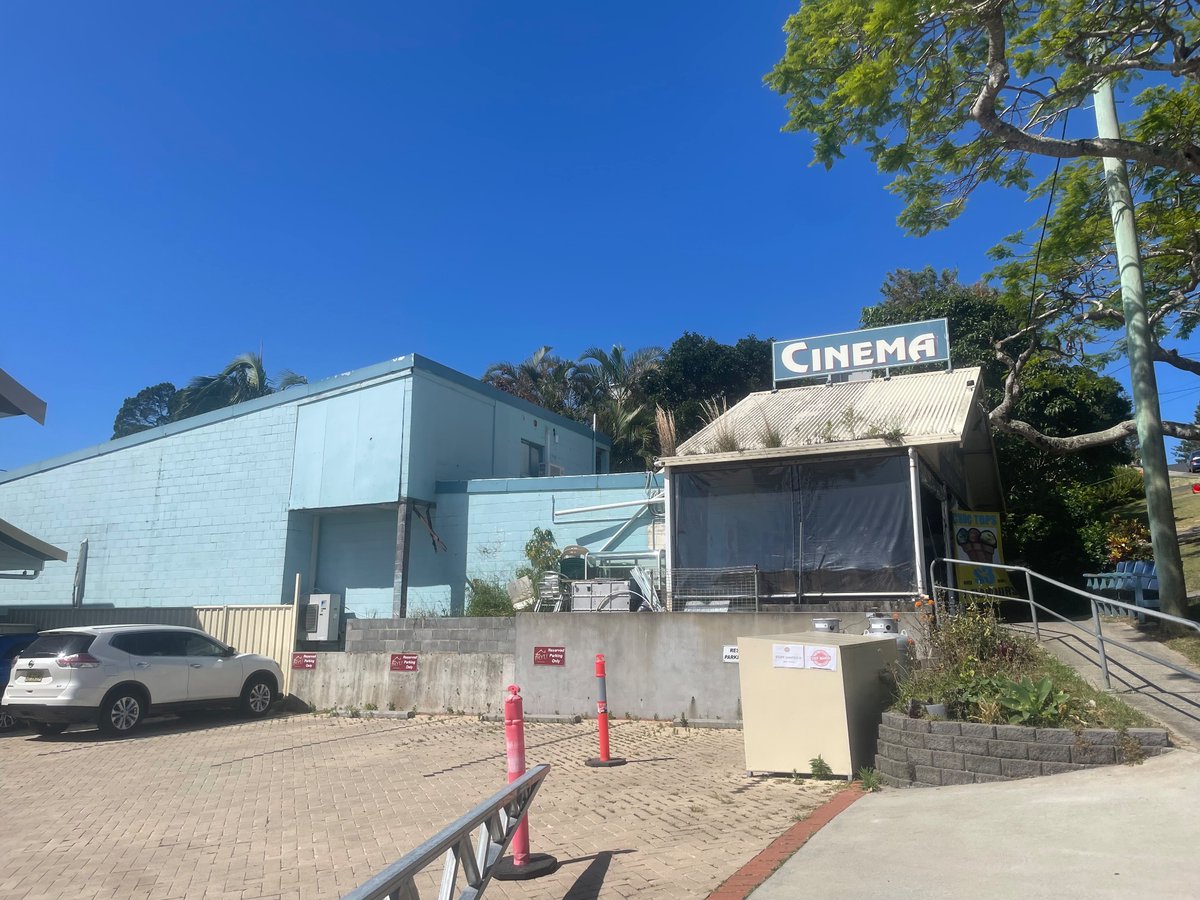 doodle_birb's tweet photo. Love tiny rural cinemas. https://t.co/YZtXU7ZmGl