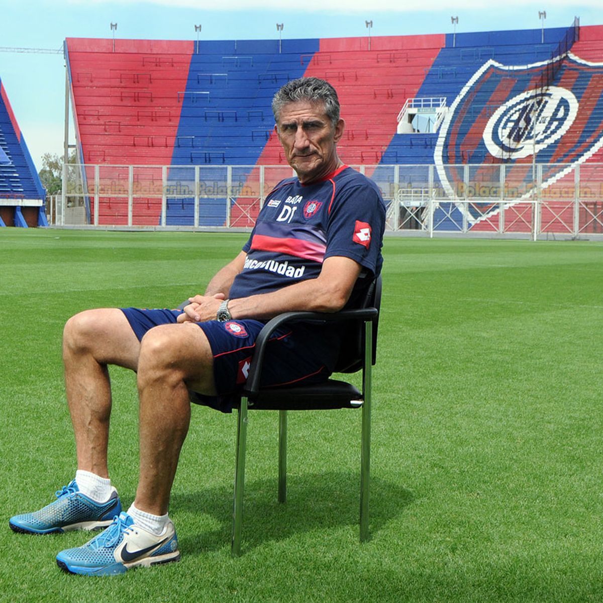 twitteeduluvr's tweet photo. Por si tengo que tener un último tweet:

Y si tengo que morir, solo te pido un favor, yo quiero que sea así, con la banda del Ciclón...

San Lorenzo de Almagro. Desde la cuna y para siempre. https://t.co/O5L4vsKW2X