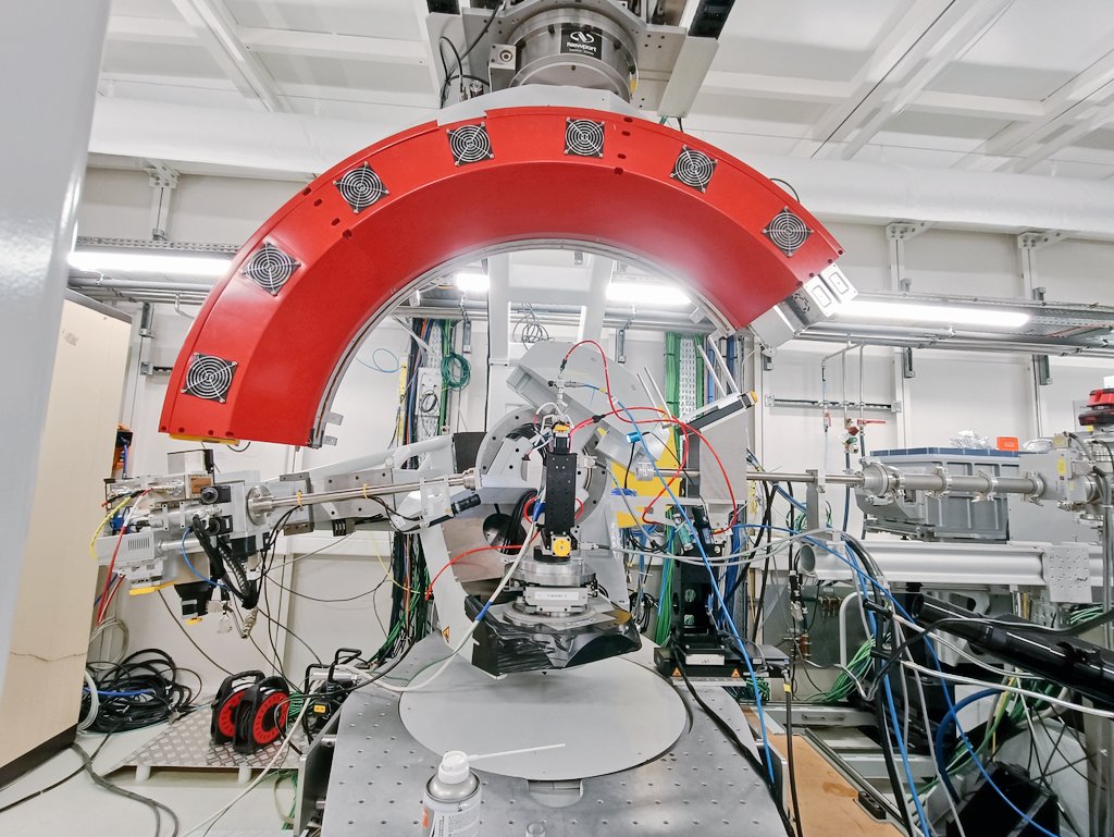 marzena_baron's tweet photo. Third nightshift at @synchroSOLEIL (3 more to go) together with our team from the @Nano_lcmcp @lcmcp_paris @Sorbonne_Univ_ @ScienceSorbonne 5am at the Difffabs beamline, with this impressive circular detector #postdoclife #labgirl #sciencemaking https://t.co/rMsreprkqc