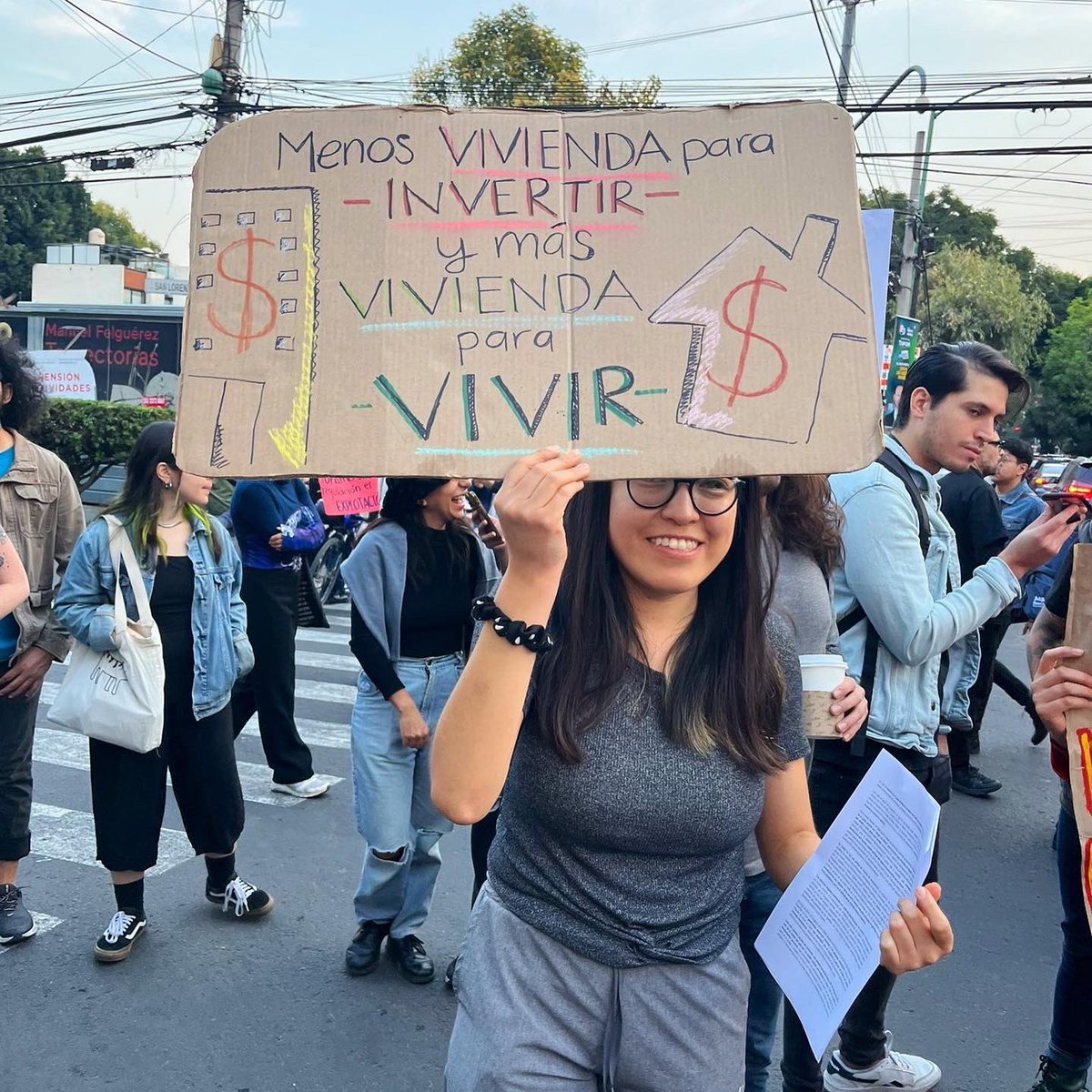 GatitosVsDesig's tweet image. Miau. Hoy estuvimos en las oficinas de Seduvi, en la protesta por el derecho a la vivienda en la CDMX. Entregamos un documento con pliego petitorio, que también compartirnos por aquí. bit.ly/PliegoProtesta… (abajo está completo).