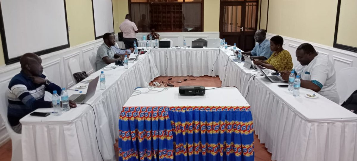 NorthernCoridor's tweet image. Experts from @jumuiya @NorthernCoridor @KeNHAKenya and @UNRA_UG review ToRs for a feasibility study for dualling of Multinational #Kenya/#Uganda Roads Project: Kimaeti-Lwakhakha road, Jinja-kakira-Malaba Road and upgrade of #OSBPs at #Malaba, #Busia and #Lwakhakha.