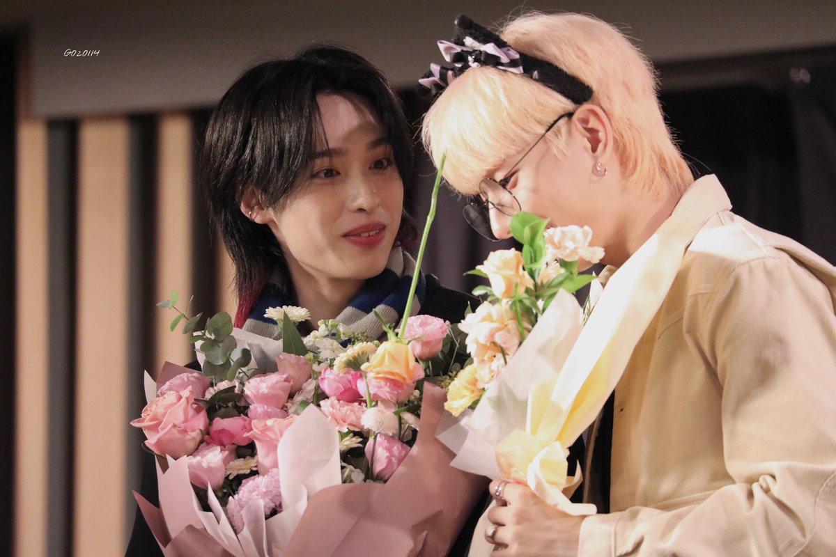 G020114's tweet image. 221117 뮤플 대면

딸케즈 둘다 꽃다발 들고 있는 투샷이 너무 사랑스러와🌷

#가온 #Ode #XdinaryHeroes