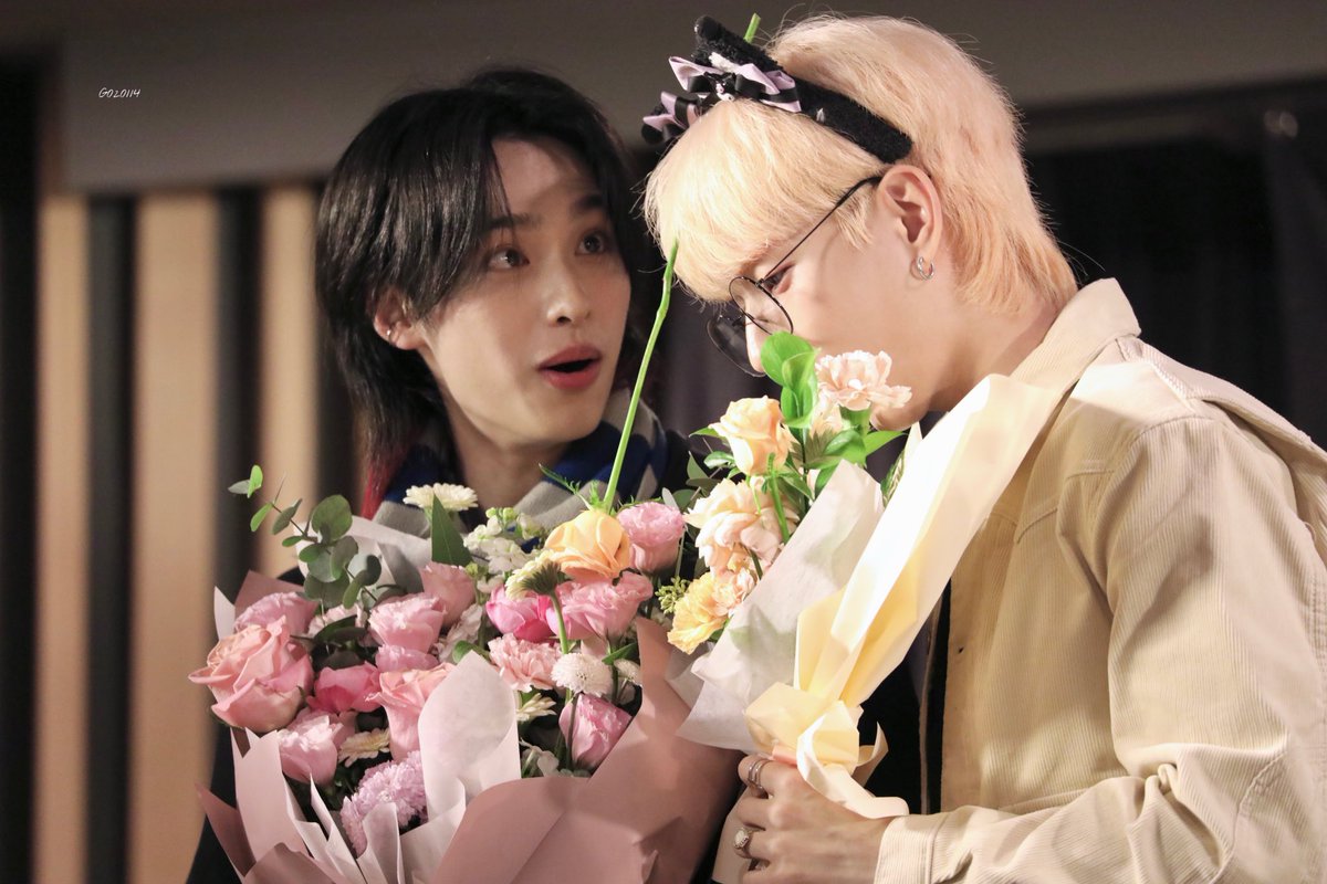 G020114's tweet image. 221117 뮤플 대면

딸케즈 둘다 꽃다발 들고 있는 투샷이 너무 사랑스러와🌷

#가온 #Ode #XdinaryHeroes