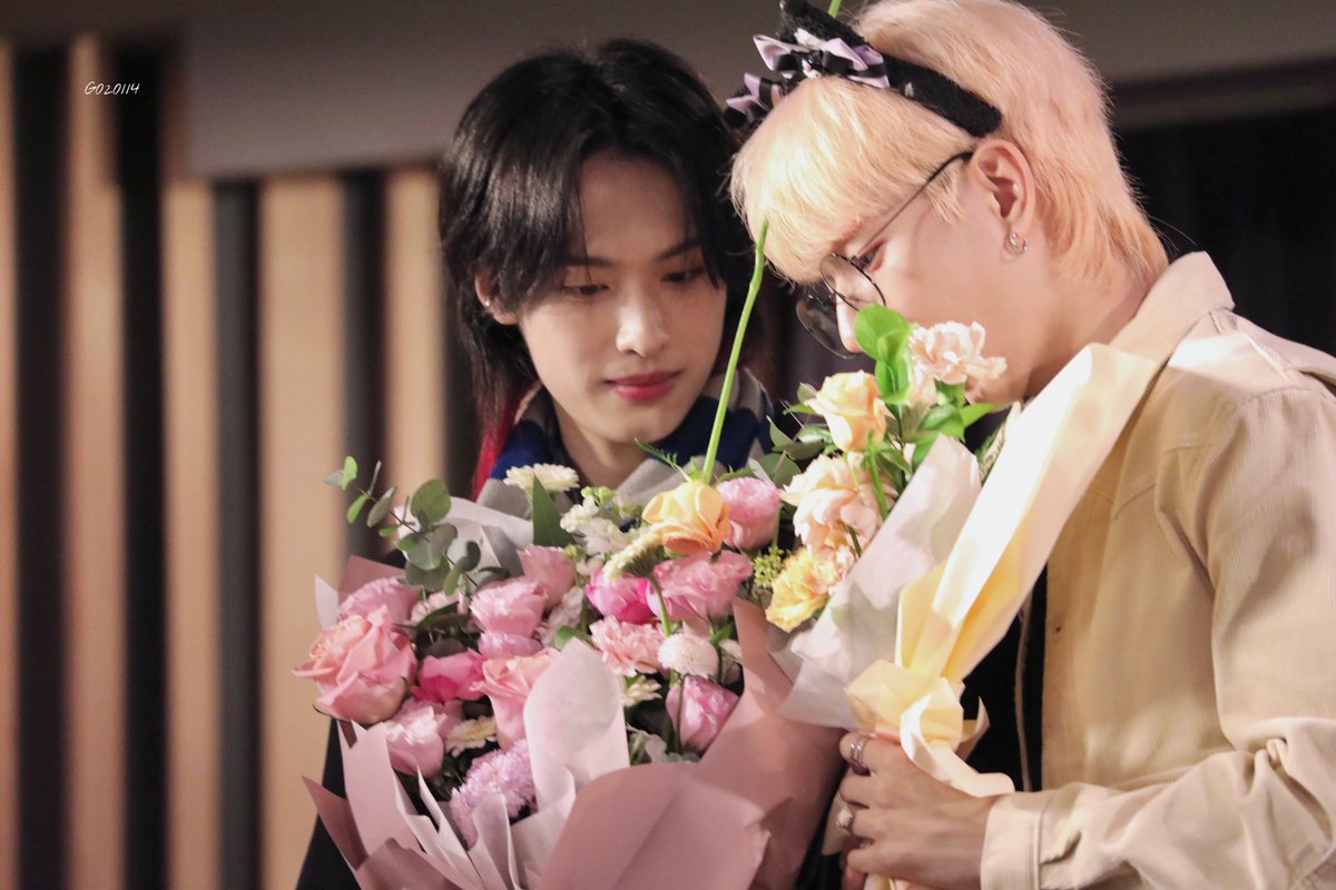 G020114's tweet image. 221117 뮤플 대면

딸케즈 둘다 꽃다발 들고 있는 투샷이 너무 사랑스러와🌷

#가온 #Ode #XdinaryHeroes