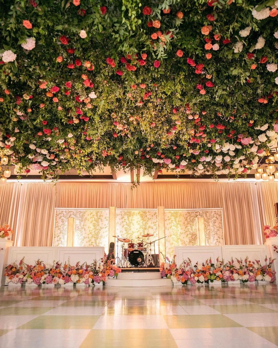 FSVail's tweet image. Take your first dance together under a stunning sky of fresh hydrangeas and roses like our #FourSeasons wedding couple, Adair &amp;amp; Kevin. Begin planning the celebration of your dreams at #FSVail: bit.ly/3gkHT95 
📷 @JohnCainPhoto #Wedding #Colorado