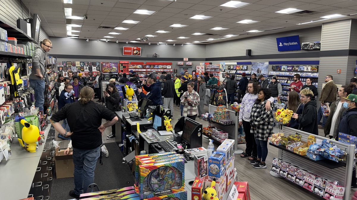 gamestop's tweet photo. #PokemonScarlet &amp; #PokemonViolet. 

That’s it. That’s the tweet. Let’s play. https://t.co/On6aPi4Fgk