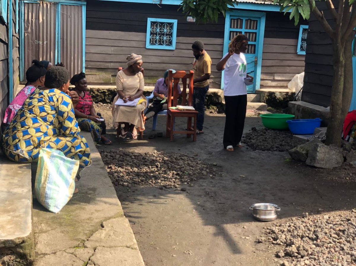 ChanceuseC's tweet photo. #Après avoir été formée sur le DSSR en tant que #Mashujaa de @yarhdrc financé par #lpas, nous avons été assigné à une tâche de restituer  auprès de nos communautés, en Voici un de club de femme #Tuzungumuze/NDFD qui se réuni chaque samedi https://t.co/9zFSWk6uOJ