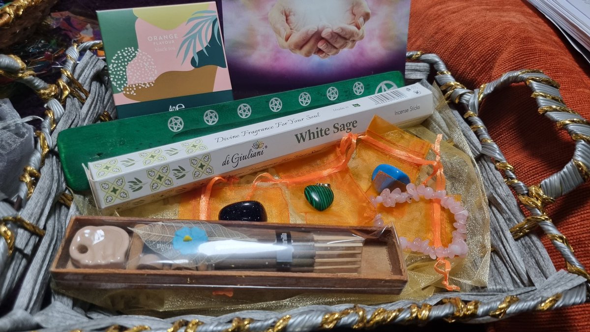 HandsCoach's tweet photo. Well Being Crystal Hampers 🔮

Order personalised Crystal Well Being Hampers.
These beautiful Hampers make an ideal present and are created with care and joy to specific requirements.

A thoughtful gift for the person you are gifting. 

Contact me for further details 
#gift https://t.co/Ue6b0dsK0K
