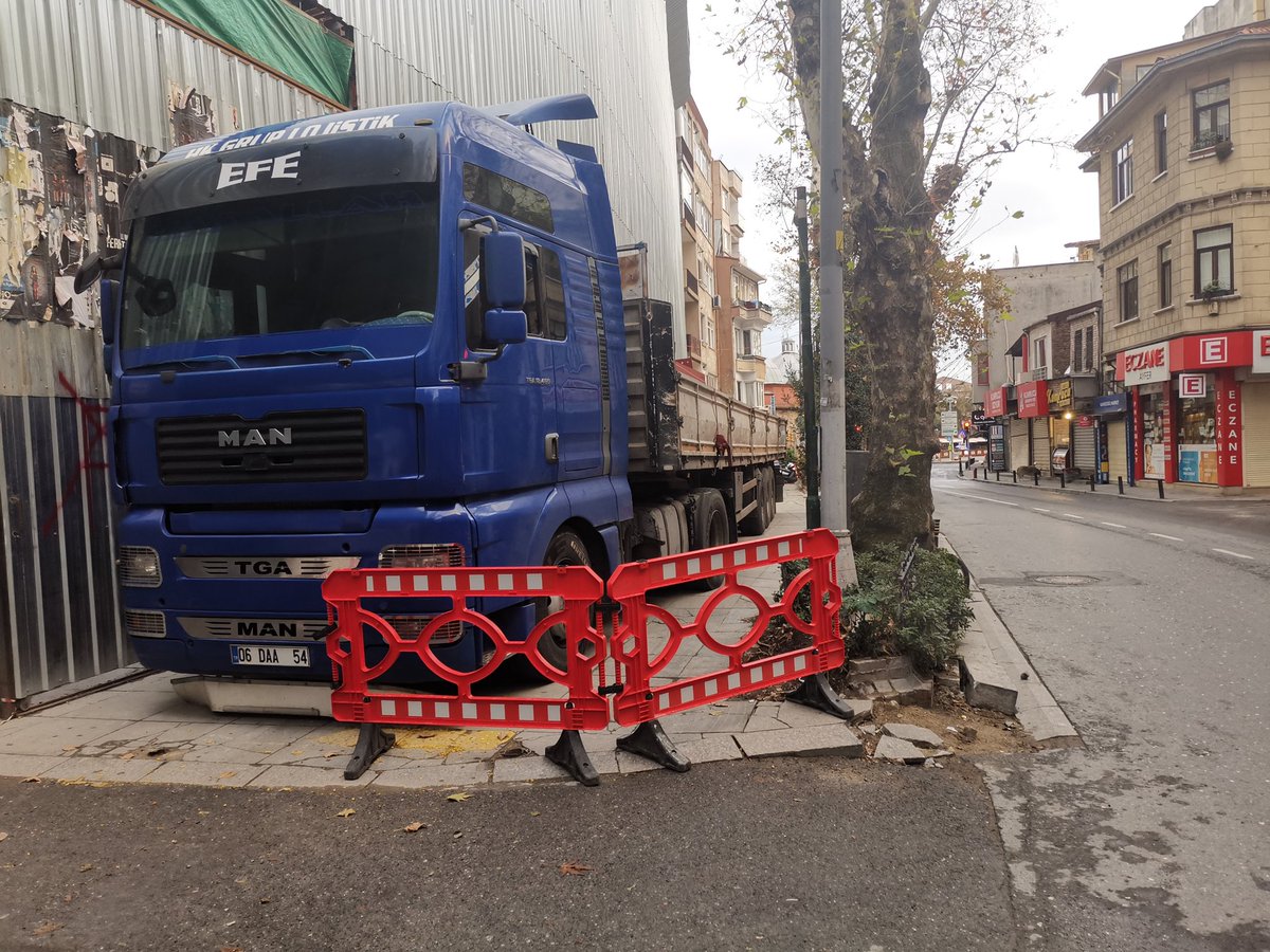 İşgal aynen devam. Dereboyu caddesi eski princess otel önü<a href="/BesiktasCozum/">Beşiktaş Çözüm Merkezi</a> <a href="/BesiktasBel/">Beşiktaş Belediyesi</a>