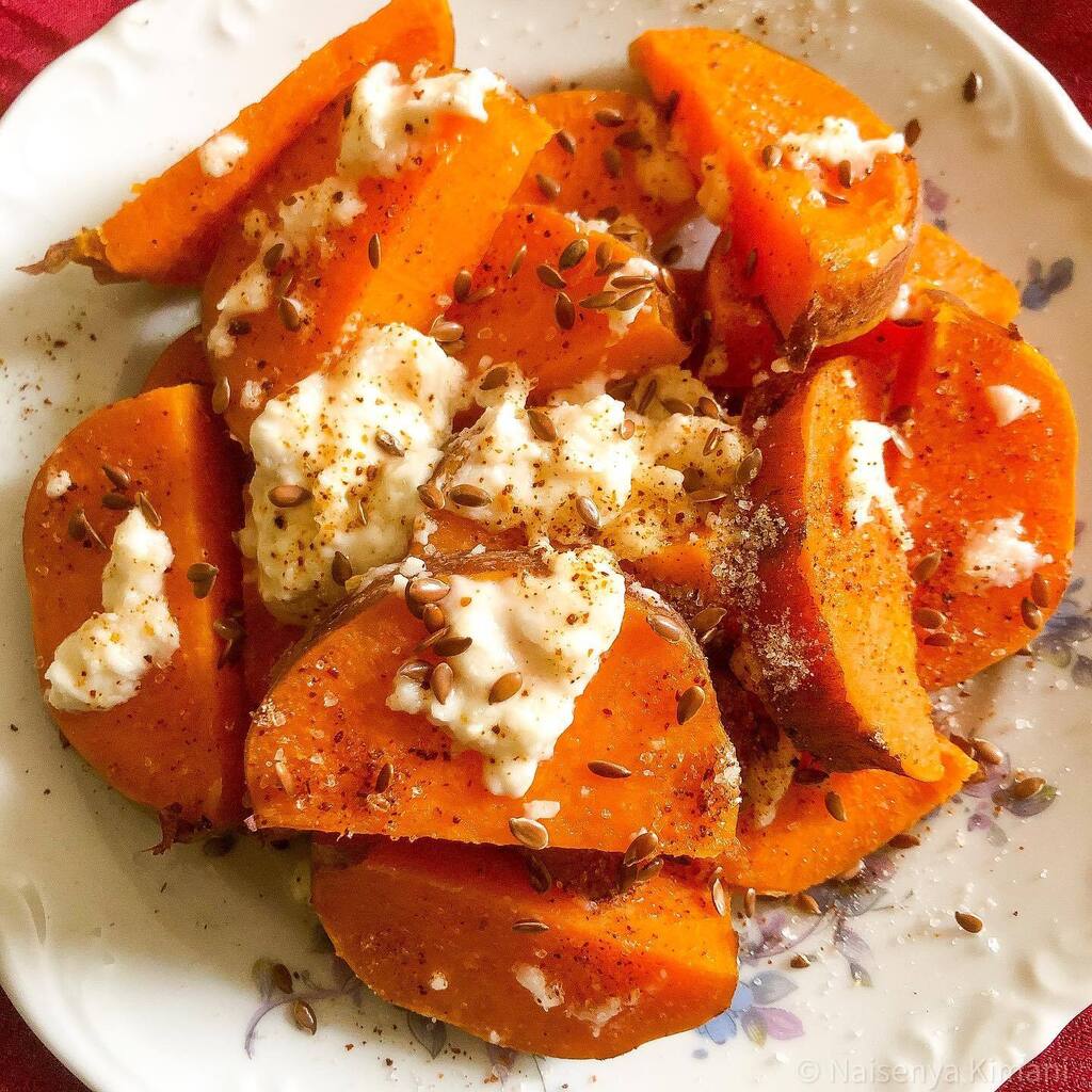 Naisenya's tweet photo. Sweet Potatoes with Feta, Linseeds & Chilli Salt. 👌🏾🍠🧀🌶
#breakfast #sweetpotato #feta #linseeds #chilli #salt #snack #healthy #lazymeals #comfortfood #easy #food52 #feedfeed #foodporn #Kenyanfoodie #ArtisanalGourmet #Naisenyafoods💯 https://t.co/0I6XeXliZl https://t.co/iayFKWj0Gc