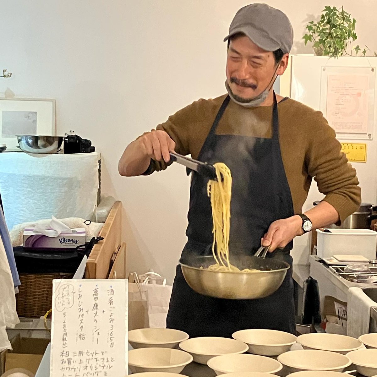 LIFEKU_jp's tweet photo. 11月27日（日）祝！「しみじみパスタ帖」発売記念！伝説の2人がヒトトにやってくる夜。この季節のお楽しみ、2019年以来3年ぶりのヒトト恒例「カワウソ酒場」開催。東京の隅田川のほとりから、カワウソこと大沼ショージさんと萬田康文さんのお二人がヒトトにやってきます。
https://t.co/khGevFWAlz https://t.co/kwUVyYEC1J