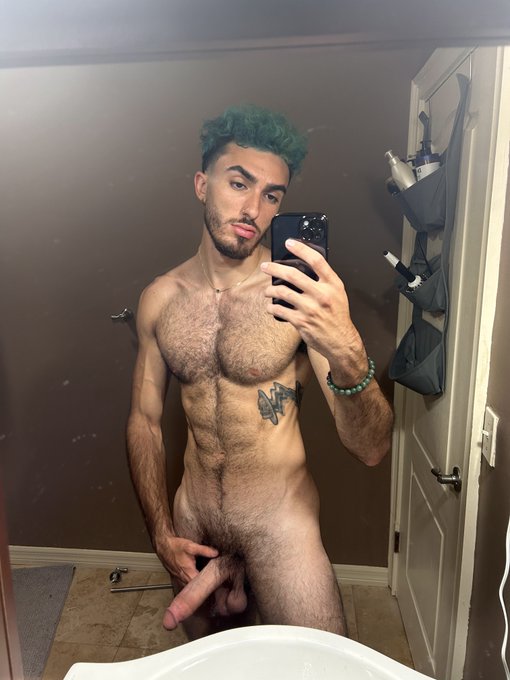 Here's a dick pic just in case Twitter shuts down before I wake up. Go follow my OnlyFans for free right