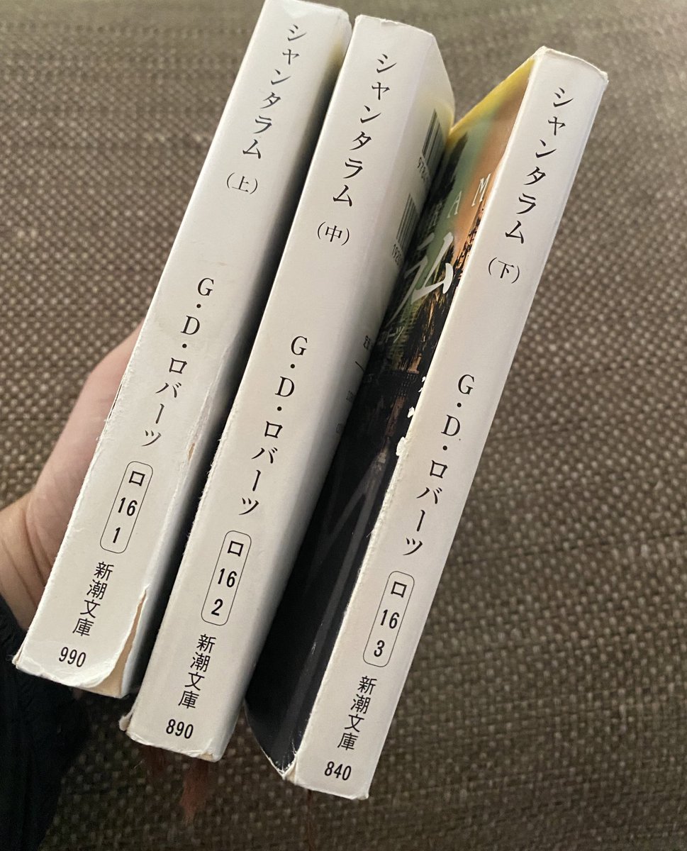 oretabi99's tweet photo. 「シャンタラム」
オーストラリアの刑務所を脱獄しインドのボンベイのスラム街に紛れ込んだ著者の自伝小説。マフィアの一員になってアフガン戦争まで参加するなど冒険小説の要素も十分にありながらも純文学的で読み終えるのがこんなにも寂しくなる小説なかなか無い。願わくばもっと早く出会いたかった https://t.co/UDmd4g22rM