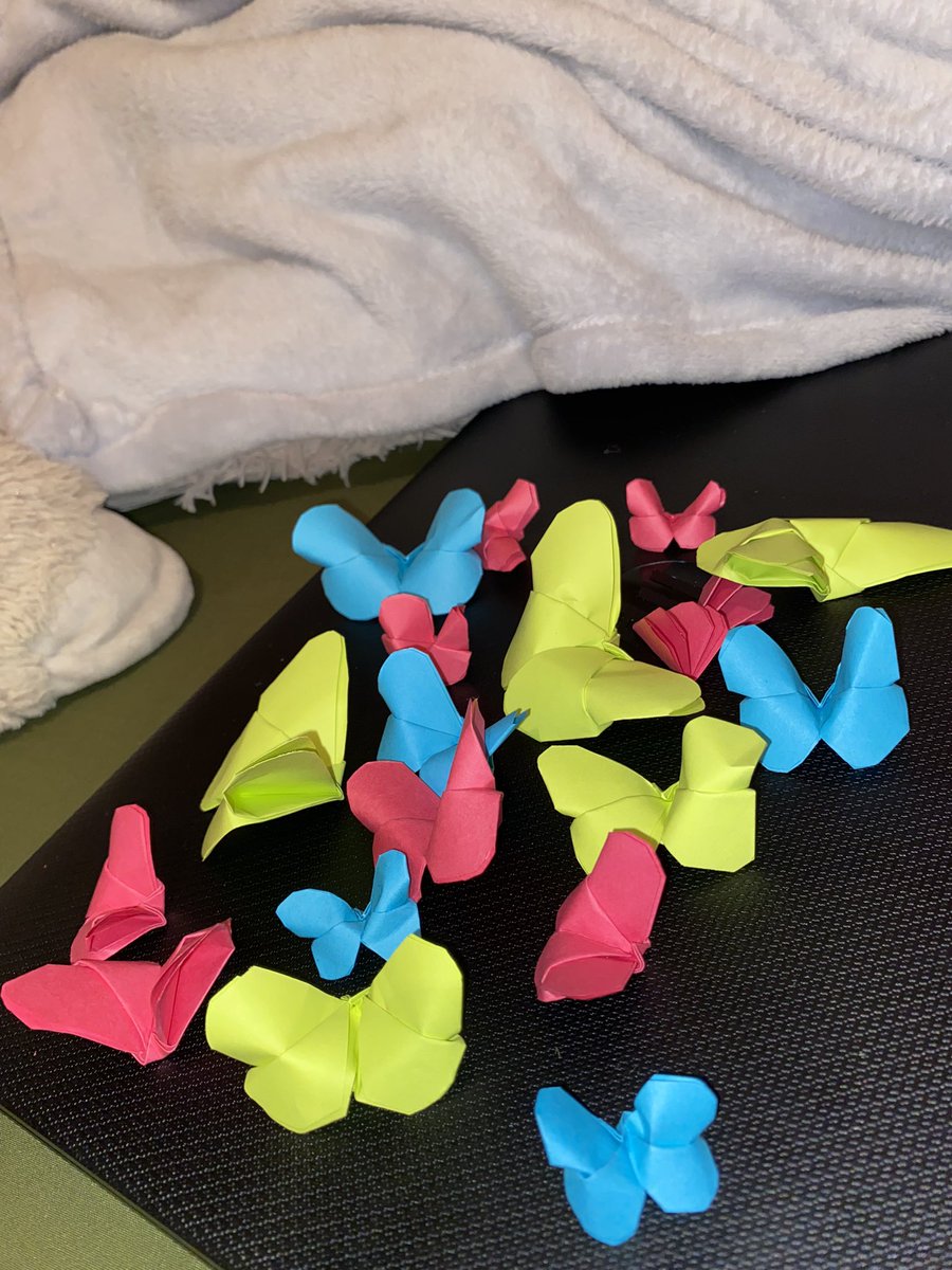 Tellz3Alejandra's tweet photo. Amo con todo mi ser estar haciendo figuritas de papel, una vez que empiezas a hacerlo ya no hay vuelta atras,aprendí a hacer barquitos y no dejaba  de hacerlos de hecho hay una historia que luego contaré; pero es muy cool poder regalar una figurita de papel a alguien 
@ryshardsc https://t.co/G4CDDPKA9A