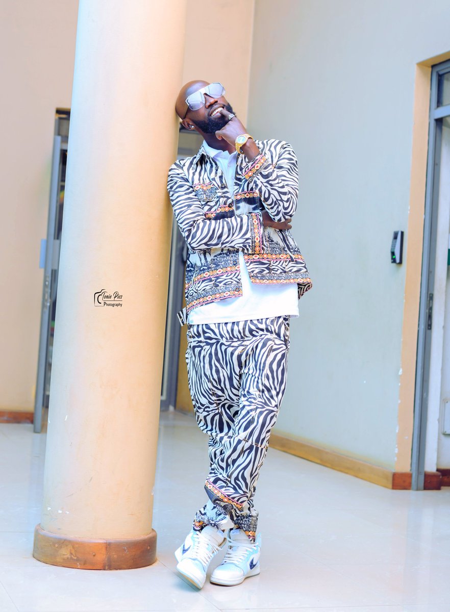 #FreestyleFriday with <a href="/xpo_dj/">あ</a> &amp; <a href="/ShuggaMc/">The King of Hearts👑💖</a> is the only way to start ur weekend on 100.0fm <a href="/Magic100FMUG/">Magic100FM</a> 🔥🔥from 4pm till 7pm