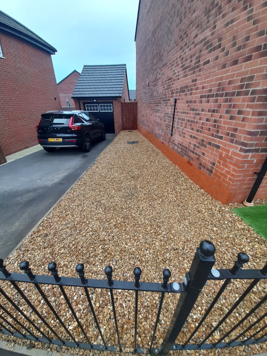 pimcoagl's tweet photo. This front garden was transformed into a beautiful place that's usable. The front now has our lovely soft Velvet grass whilst the side has had over 3 tonne of golden gravel. 
#teampimco #artificialgrass #grass #garden #home #newbuild #Lawn #landscaping #landscapedesign #makeover https://t.co/fi44EcRBkX