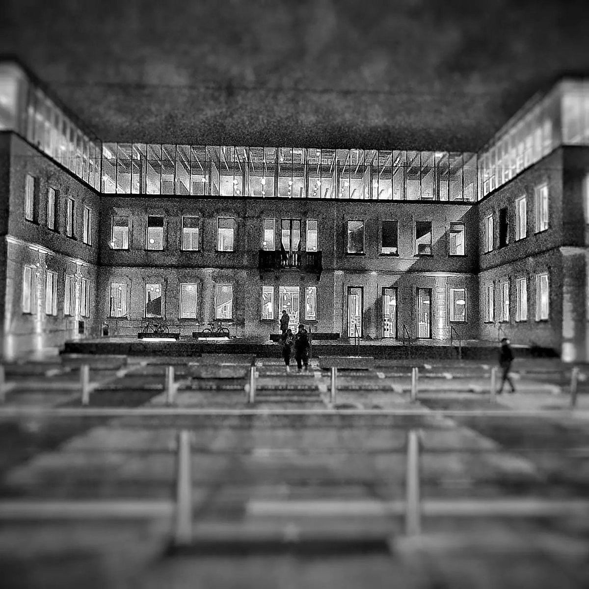 IntisoLeonardo's tweet photo. Una passeggiata nel passato. Emozionante rivedere, ilcortile dove mi sbucciavo le ginocchia, la mia scuola che non riconosco più. È cambiato tutto, tranne i ricordi e l'affetto che provo per questa cittadina di periferia che ha fatto da sfondo alla mia infanzia e adolescenza. https://t.co/JGLAApIDuO