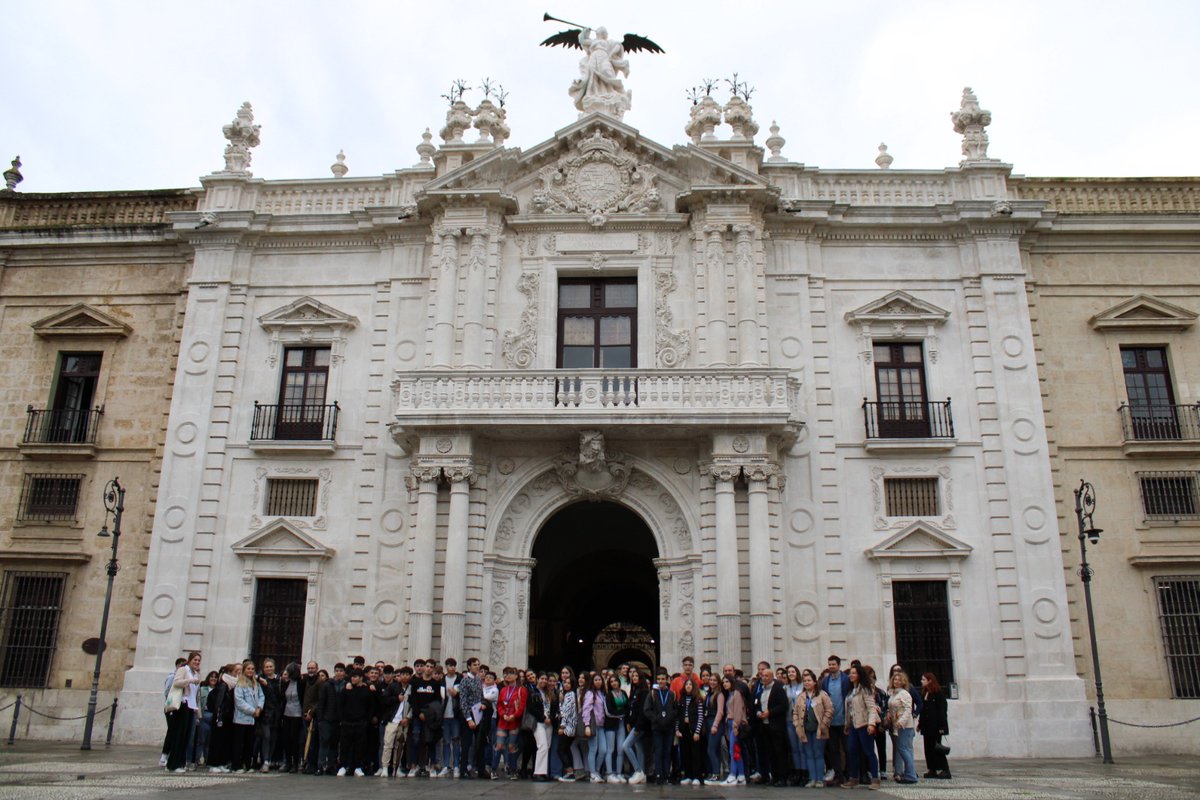 unisevilla's tweet photo. 🏛️La US ha celebrado el Día Europeo del #Patrimonio Universitario con una visita guiada a estudiantes del IES Luca de Tena de Sevilla y del IES Camas-Antonio Brisquet de Camas

🎒Al encuentro se han sumado #estudiantes de la Facultad de Filosofía y Letras @univcadiz https://t.co/9UAIFL5PCn