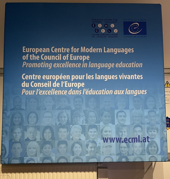 DareicV's tweet photo. Un des axes de la stratégie linguistique de l'@acversailles explicité et valorisé lors d'un atelier du Centre européen des LV de Graz (Autriche): les dispositifs Emile/DNL, réels vecteurs d'une pédagogie interculturelle et plurilingue.
Merci @luca__prof!
➡️https://t.co/HpSLNMI6Qs https://t.co/yg0OOKnNXL