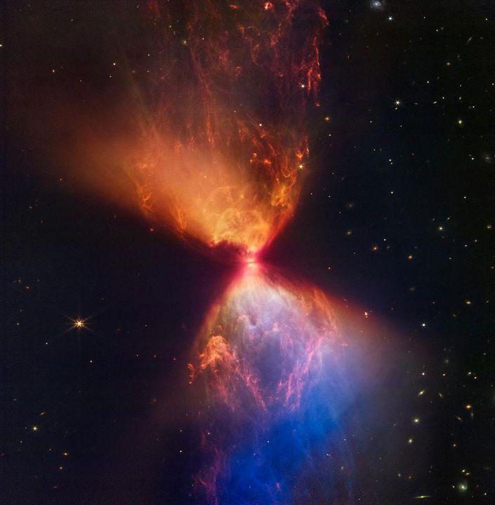 maxplanckpress's tweet image. A dazzling cosmic #hourglass is counting down time with #stardust🌟⏳...well, ok not really!😉 It&apos;s yet another showstopping photo captured by @NASAWeb - an hourglass-shaped dark cloud surrounding a #protostar - &amp;amp; it makes us feel very poetic about the beauty of the universe!🤗