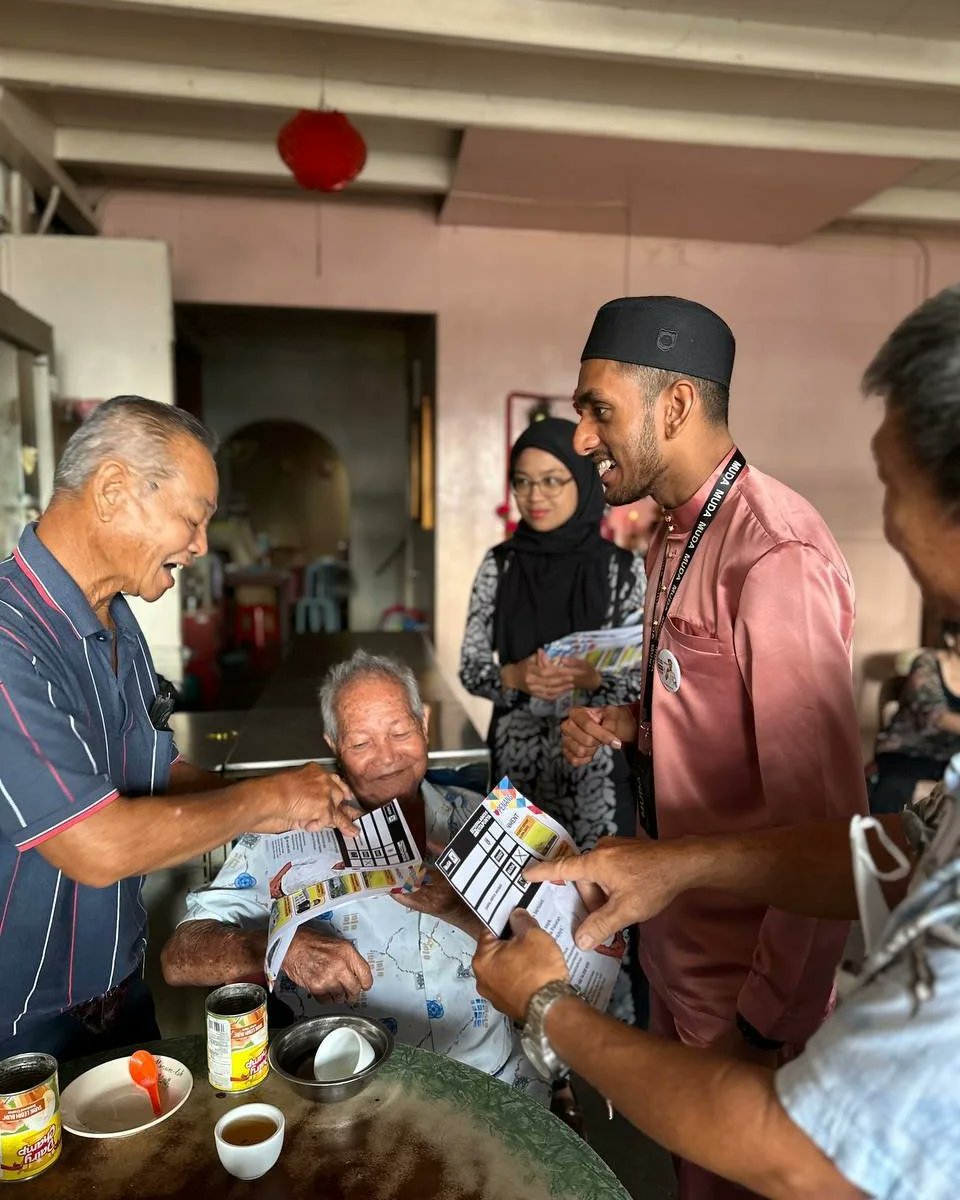 partimuda's tweet photo. Kempen diteruskan hingga saat terakhir!

Danial Abdul Majeed turun untuk berjumpa dan mengenali penduduk di Guar Kepah pada hari ini. 

Bermacam harapan yang mereka kongsikan untuk penambahbaikkan Kepala Batas. 

Danial ingin membawa suara mereka semua! 

#KepalaBatasKitaPunya https://t.co/m8zrdLivpB