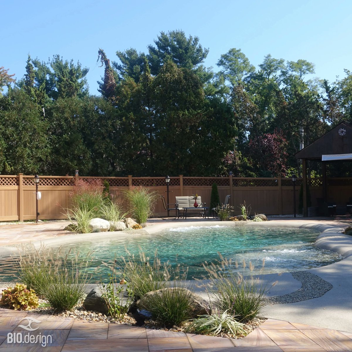 Bio.design non sarà mai un corpo estraneo al nostro giardino, ma uno specchio d'acqua che si trasforma con il mutare delle stagioni, in una presenza sempre armoniosa. 
Scopri di più: buff.ly/3CmRTGb 

#swimmingpools #naturalpools #biodesignpools
