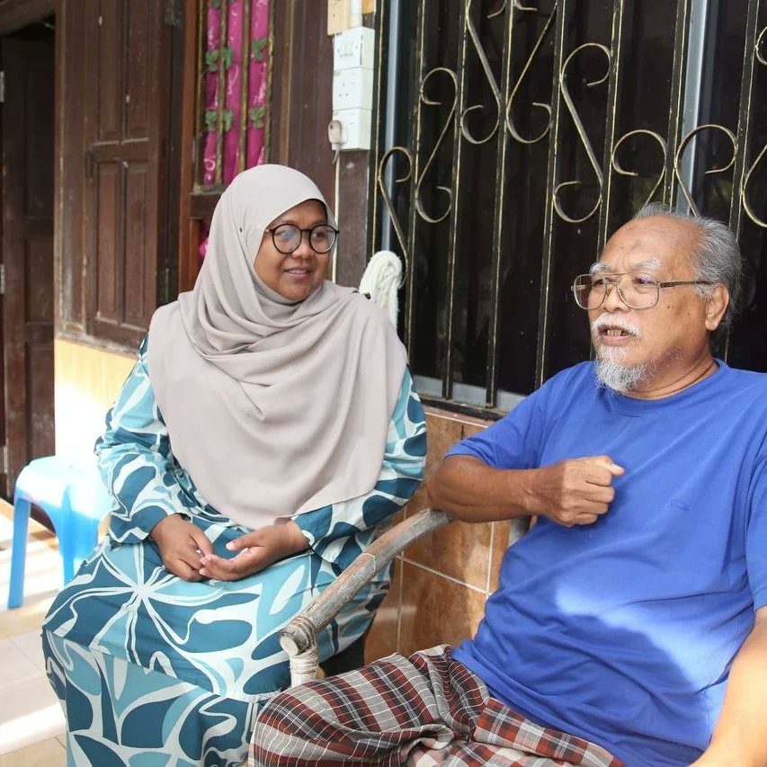 partimuda's tweet photo. Hari ini Cikgu Rahayu telah melawat rumah Cikgu Malik dan Cikgu Pah. 

Berbagai nasihat telah diberi dan mereka turut menaikkan semangat Cikgu Rahayu bagi menempuh perjuangan pada hari esok. 

Perjuangan diteruskan demi Tanjong Karang! 

#TanjongKarangKitaPunya https://t.co/cTFb9hp4Pe