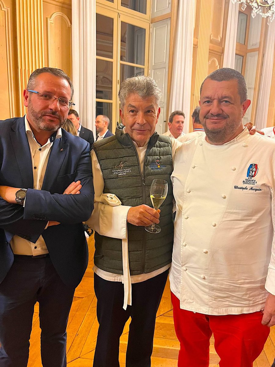 nicolasrubin's tweet photo. Avec #RegisMarcon et #ChristopheMarguin @SocieteMOF à @prefecture38. Concours #MOF2022 à @VilledeGrenoble. 2 chefs 🇫🇷 à la tête du concours ! 👏👍 https://t.co/aoN0OQ9U4K