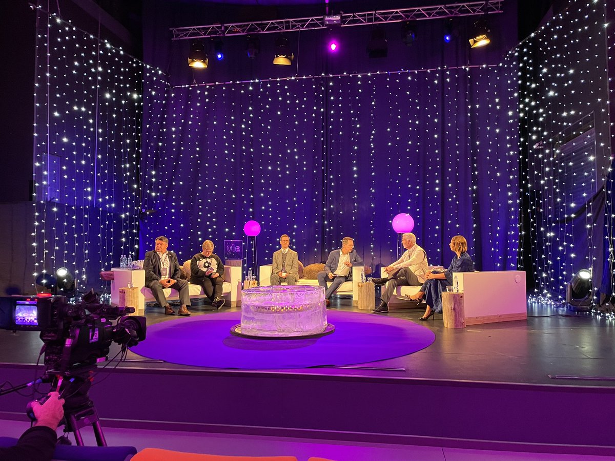 merjaya's tweet photo. #yleaurora alkamassa huippupaneeli mukana Viron ex- presidentti Kersti Kaljulaid Yhdysvaltain Suomen suurlÀhettilÀs Douglas T Hickey valtiovarainministeri @AnnikaSaarikko WMO pÀÀsihteeri Petteri Taalas neuvonantaja Oras Tynkkynen @SitraFund . Kuka maksaa ilmastonmuutoksen laskun? https://t.co/l8rPsCknoF