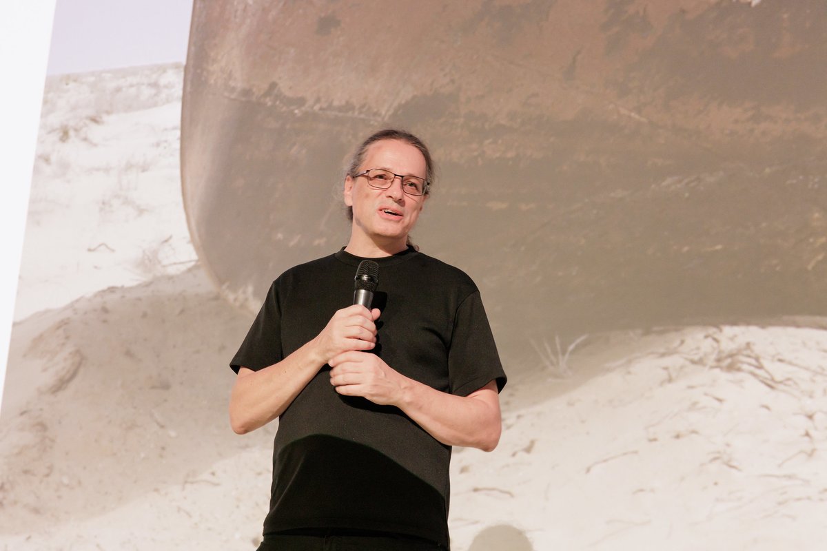 ArsElectronica's tweet photo. Gerfried Stocker, Artistic Director of Ars Electronica, has been part of the APA-Round Table talking about the balancing act between #journalisticvalues and #socialmedia, #artificialintelligence and its correctives.
👉 For the full video: https://t.co/CJoux9AQGf (Video in DE) https://t.co/IFqyUZNXnX