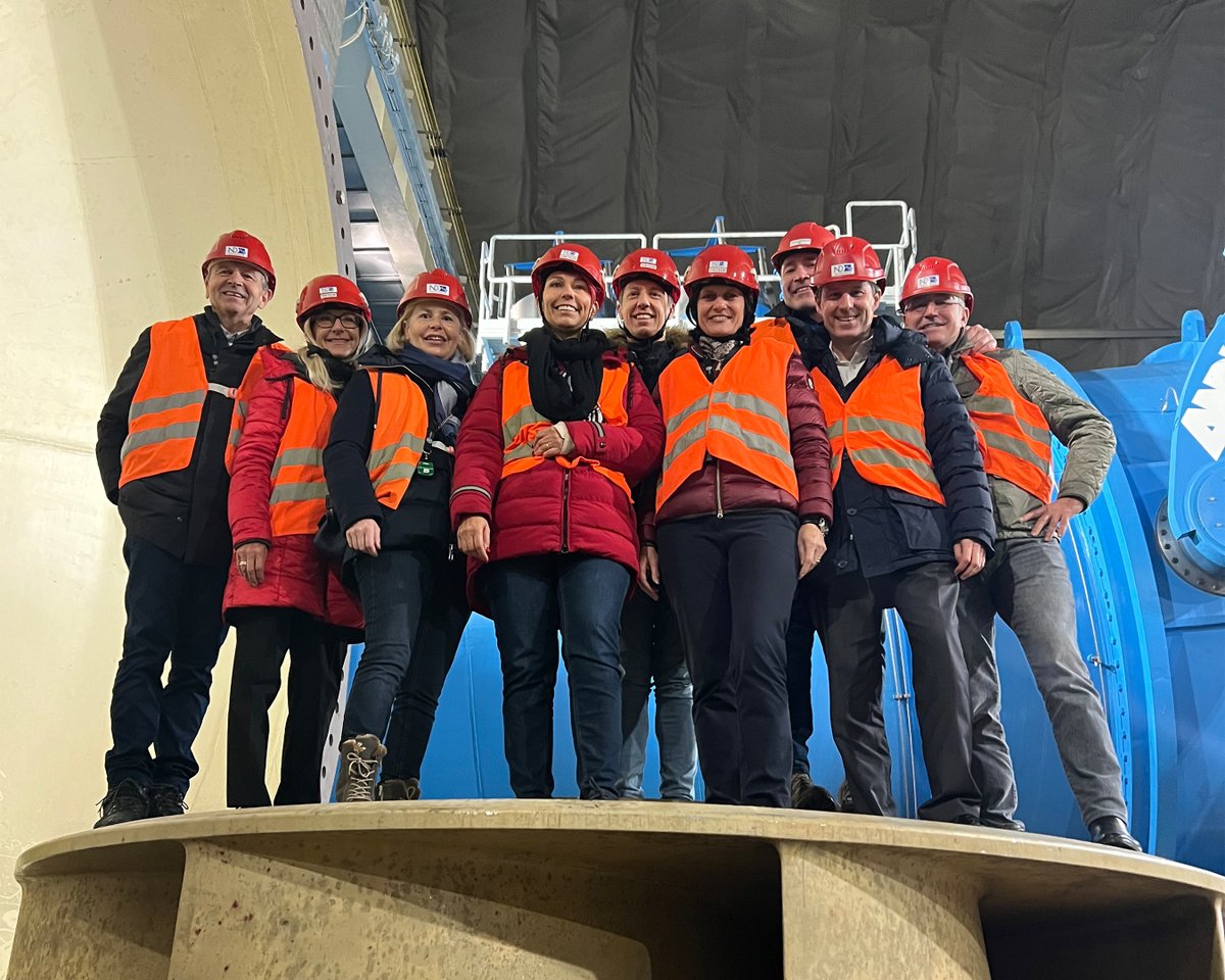 Die SVP-Fraktion im Pumpspeicherwerk Nant de Drance: die Leistung entspricht jener des KKW Gösgen, die Speicherkapazität jener von 400'000 Elektroautobatterien. «Ein beeindruckendes Bauwerk», so Thomas Aeschi. «So geht sichere, inländische und kostengünstige Stromversorgung!»