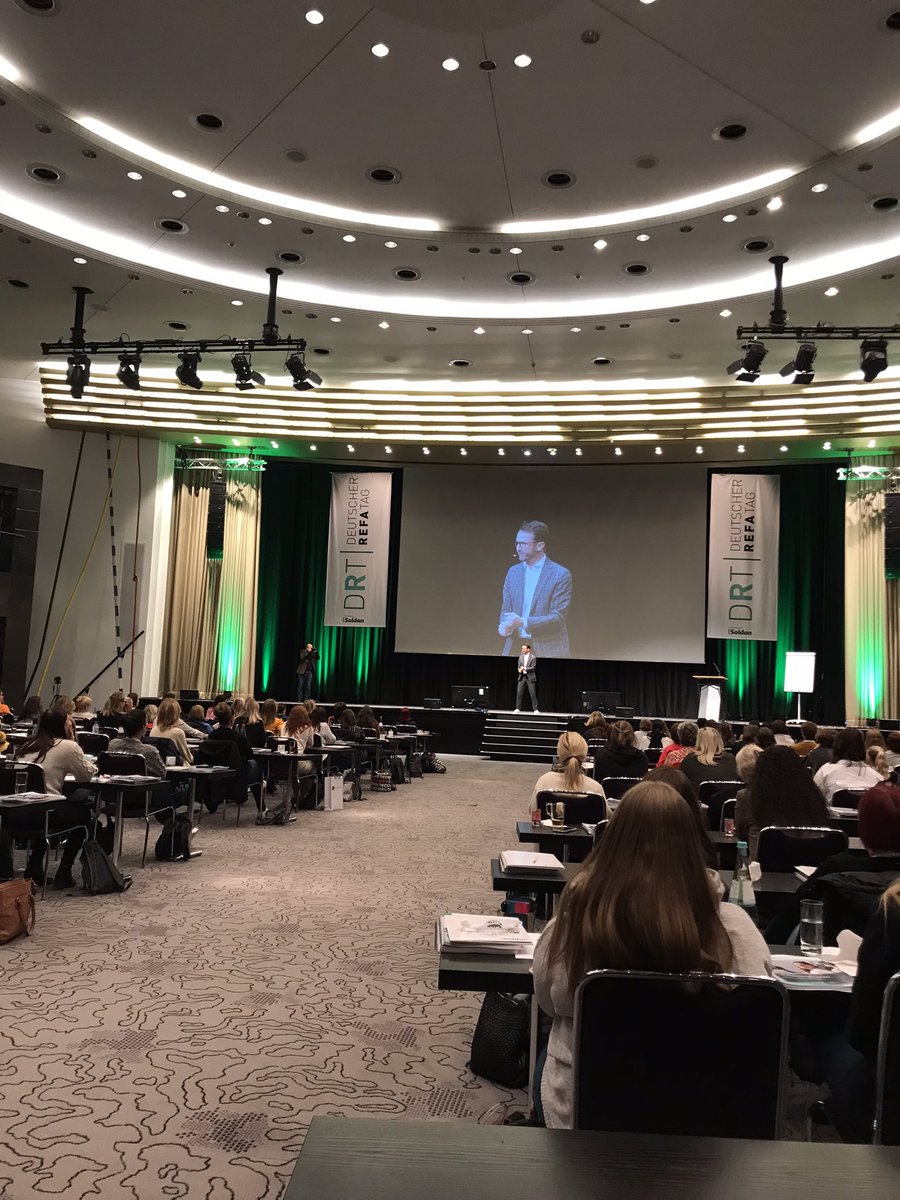 Mut zur #Veränderung - <a href="/LippJakob/">Jakob Lipp, Autor | Speaker | Mutmacher</a> zeigt in seiner unterhaltsamen #Keynote wie es geht. Später erfahren wir dann, warum hier 100 verheiratet sind, aber nur eine verliebt ist 😂 #Refatag